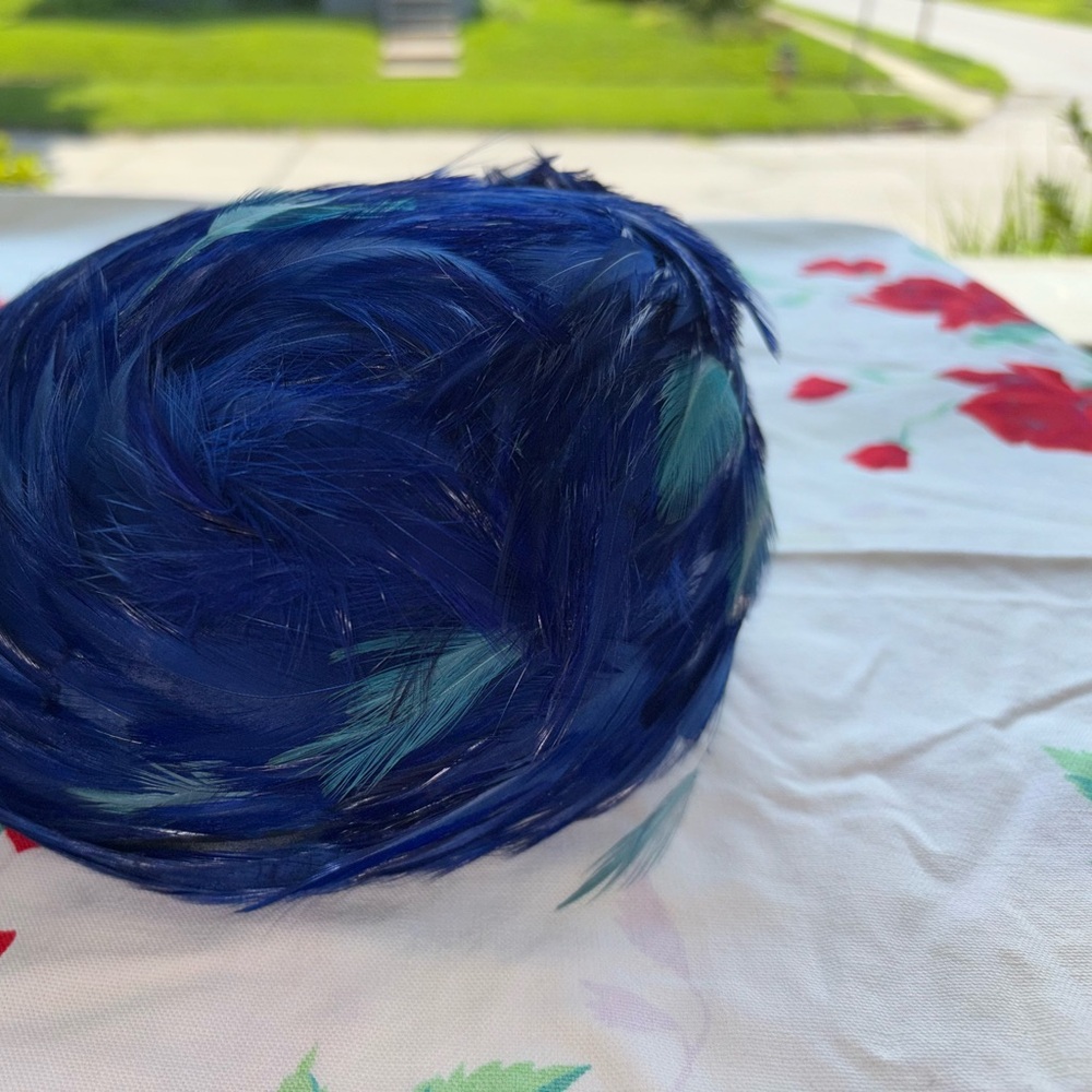 Vintage hat w/ royal blue/turquoise feathers & netting - Picture 13 of 13